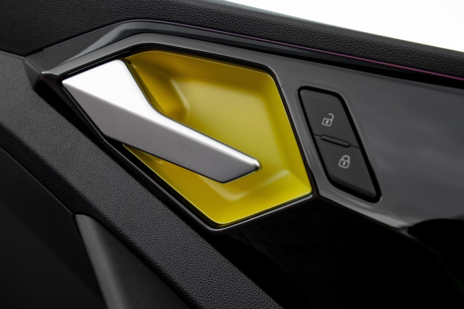 Manija interna con una iluminación distintiva que aporta un toque de elegancia.