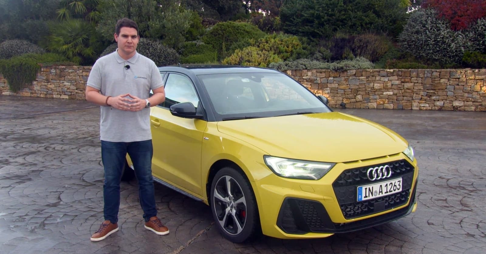 Presentación del Audi A1 con su llamativo color amarillo y líneas modernas.