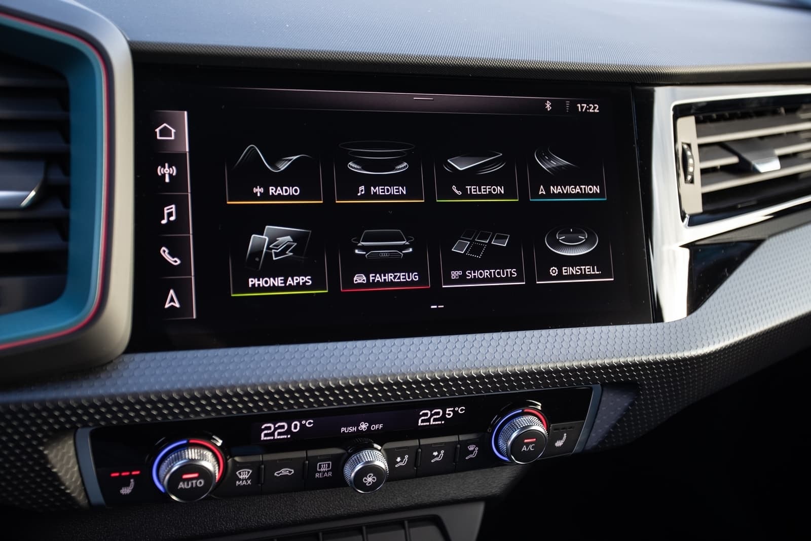 Sistema multimedia del Audi A1 con pantalla táctil, resalta la interfaz intuitiva del usuario.