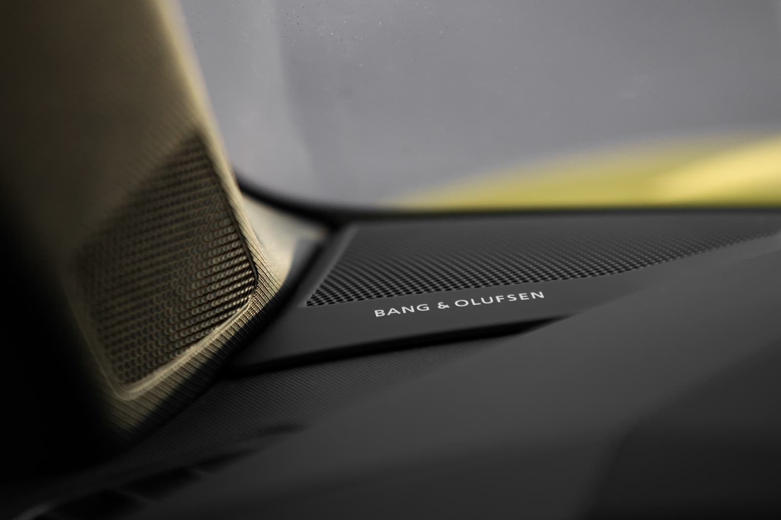 Detalle del altavoz premium Bang & Olufsen en el interior del Audi A1.