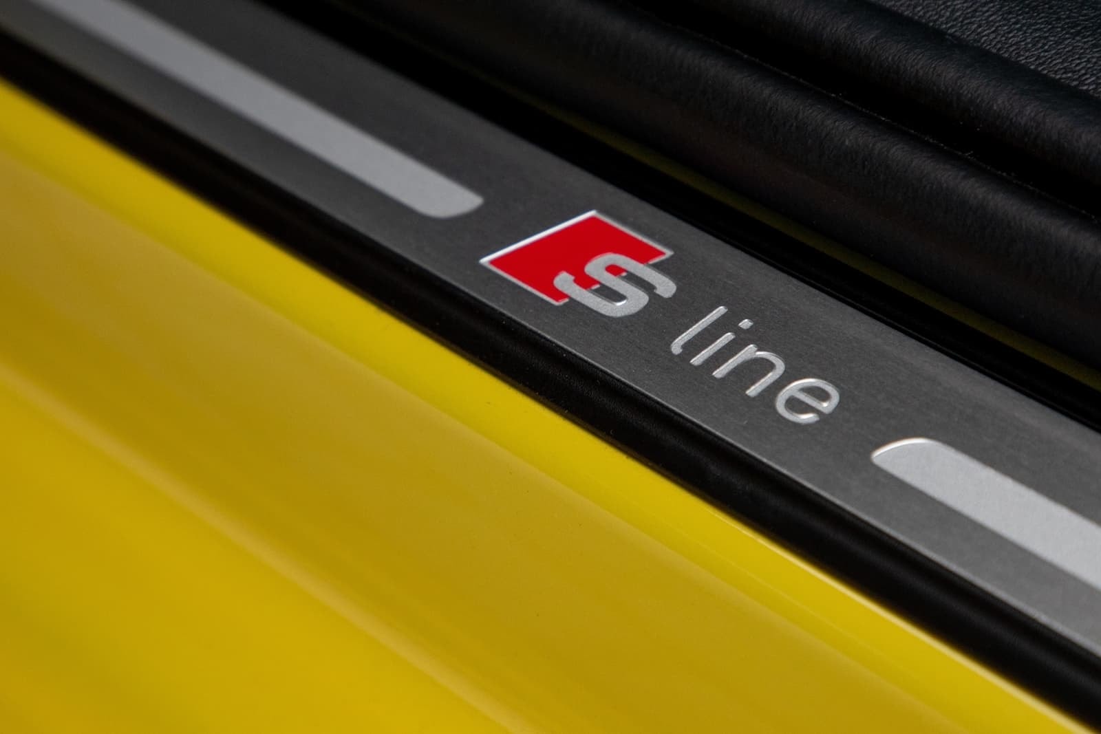Umbral de puerta con distintivo S line, refuerzo de la deportividad del Audi A1.