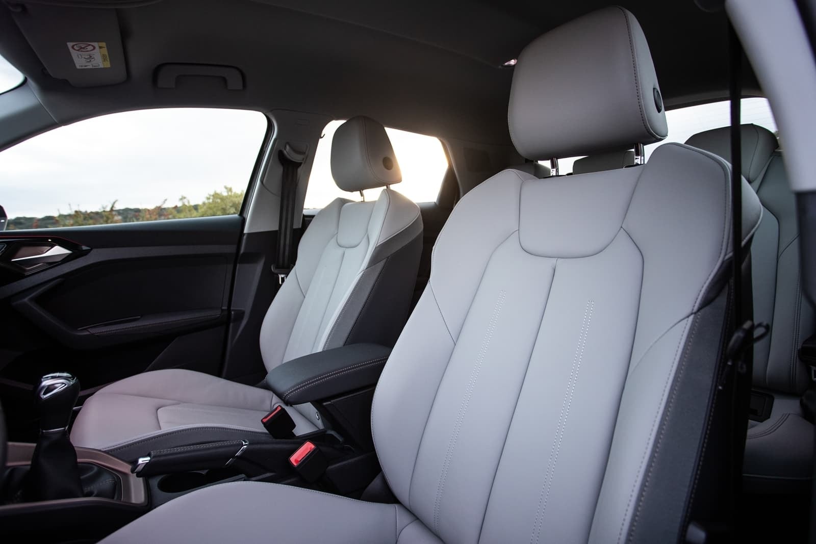 Vista de los asientos delanteros de cuero del Audi A1.