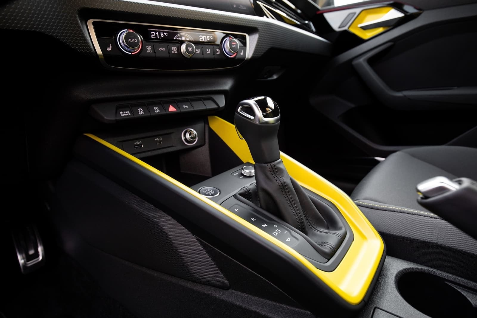 Consola central del Audi A1 con acentos en amarillo.