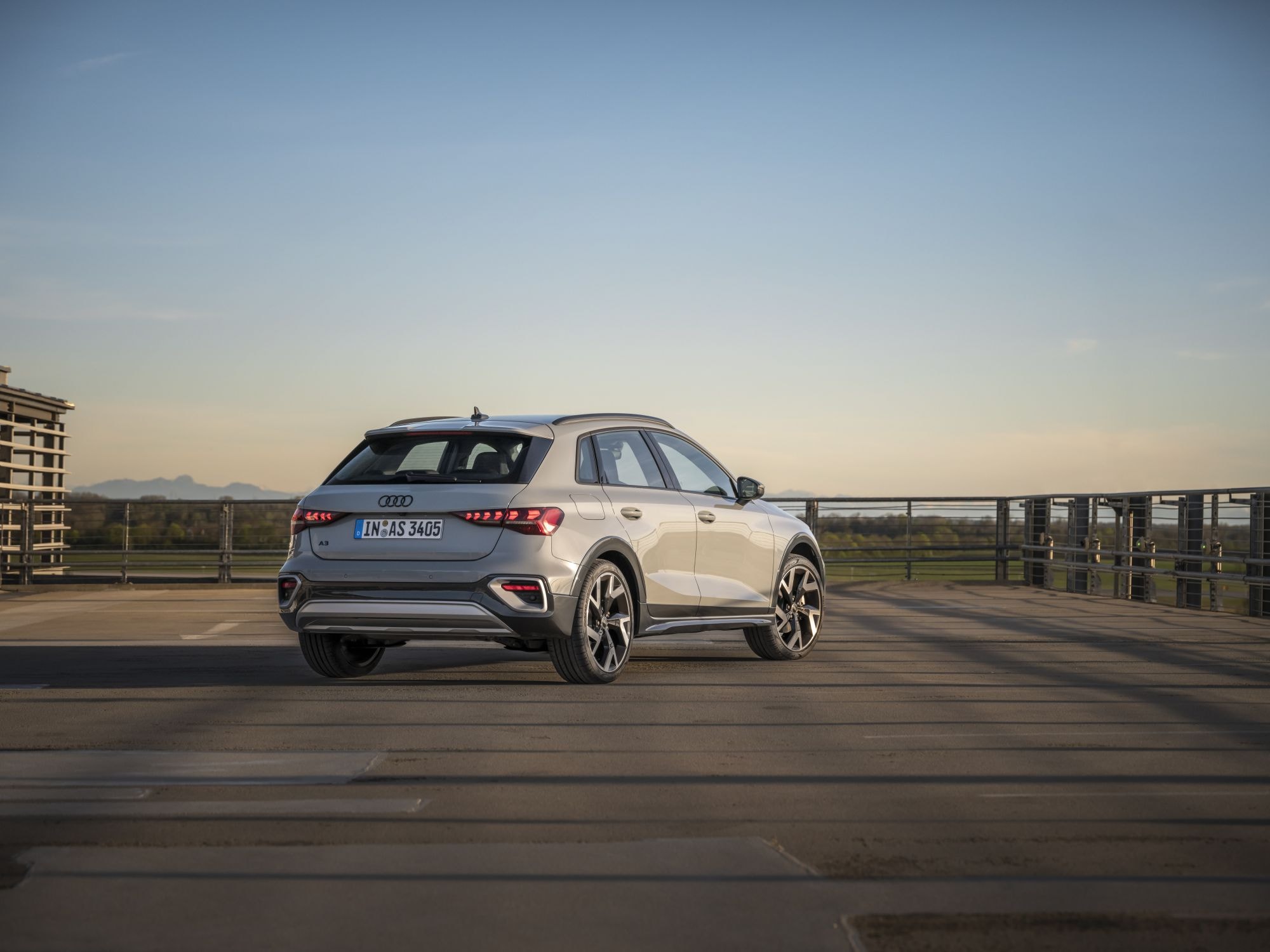Vista trasera del Audi A3 Allstreet, destacando su diseño robusto y deportivo.