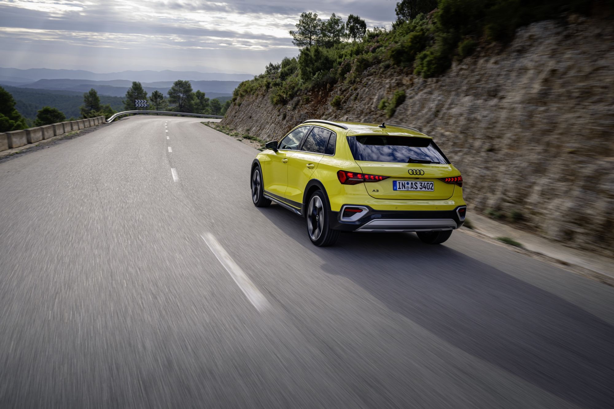 Frontal del Audi A3 Allstreet, resalta su parrilla agresiva y diseño llamativo.