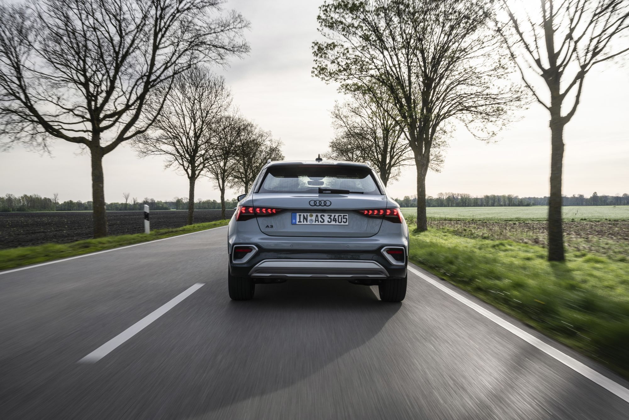Vista lateral del interior del Audi A3 Allstreet, diseño moderno.