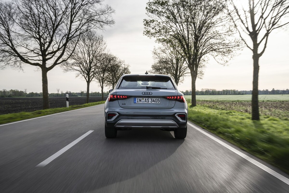 Vista lateral del interior del Audi A3 Allstreet, diseño moderno. Vista lateral del interior del Audi A3 Allstreet, diseño moderno.