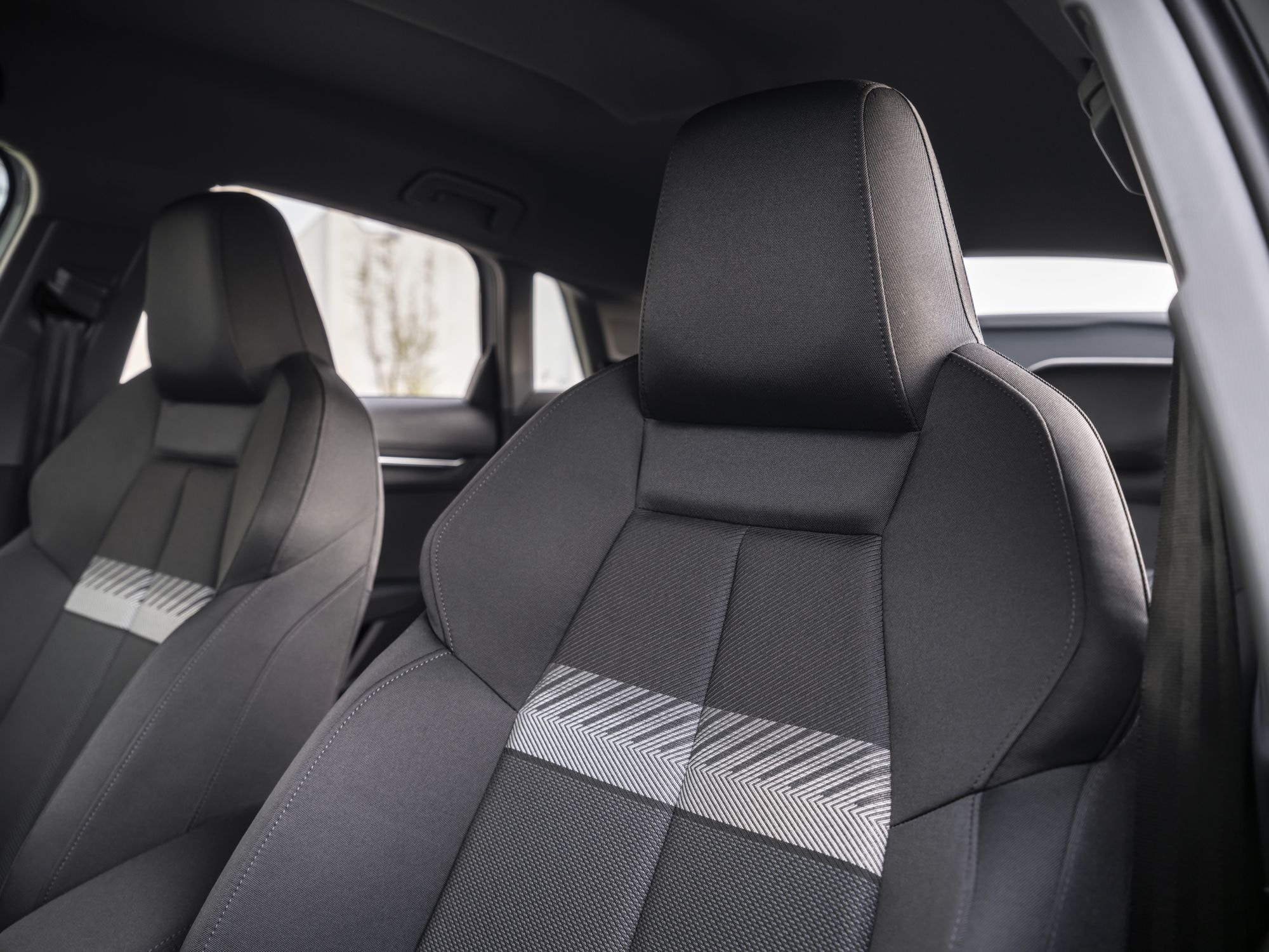 Vista lateral del Audi A3 Allstreet en un entorno moderno.