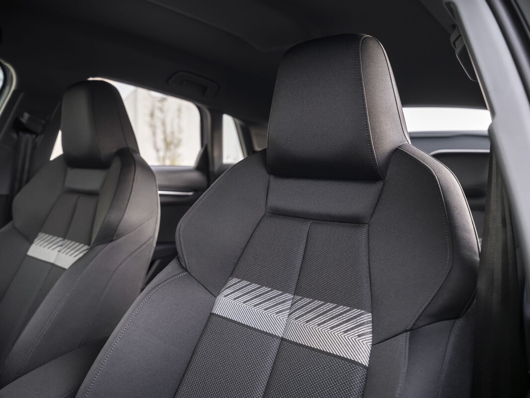 Vista lateral del Audi A3 Allstreet en un entorno moderno. Vista lateral del Audi A3 Allstreet en un entorno moderno.