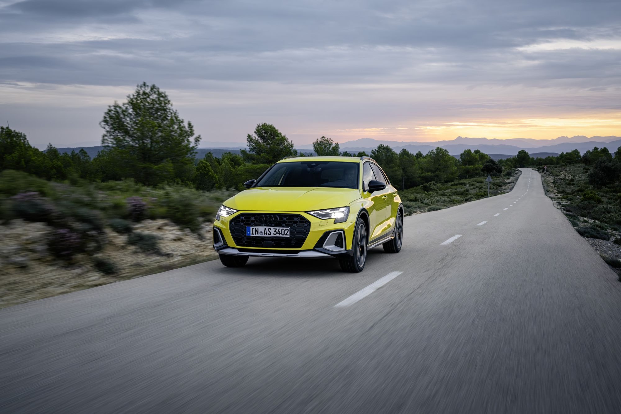 Primer plano de la rueda del Audi A3 Allstreet, destaca su diseño deportivo.