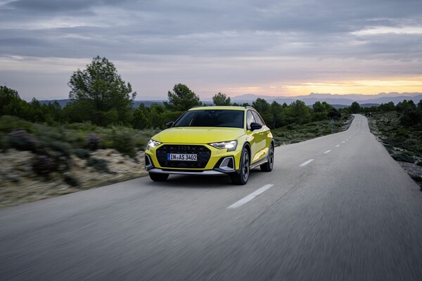 Primer plano de la rueda del Audi A3 Allstreet, destaca su diseño deportivo. Primer plano de la rueda del Audi A3 Allstreet, destaca su diseño deportivo.