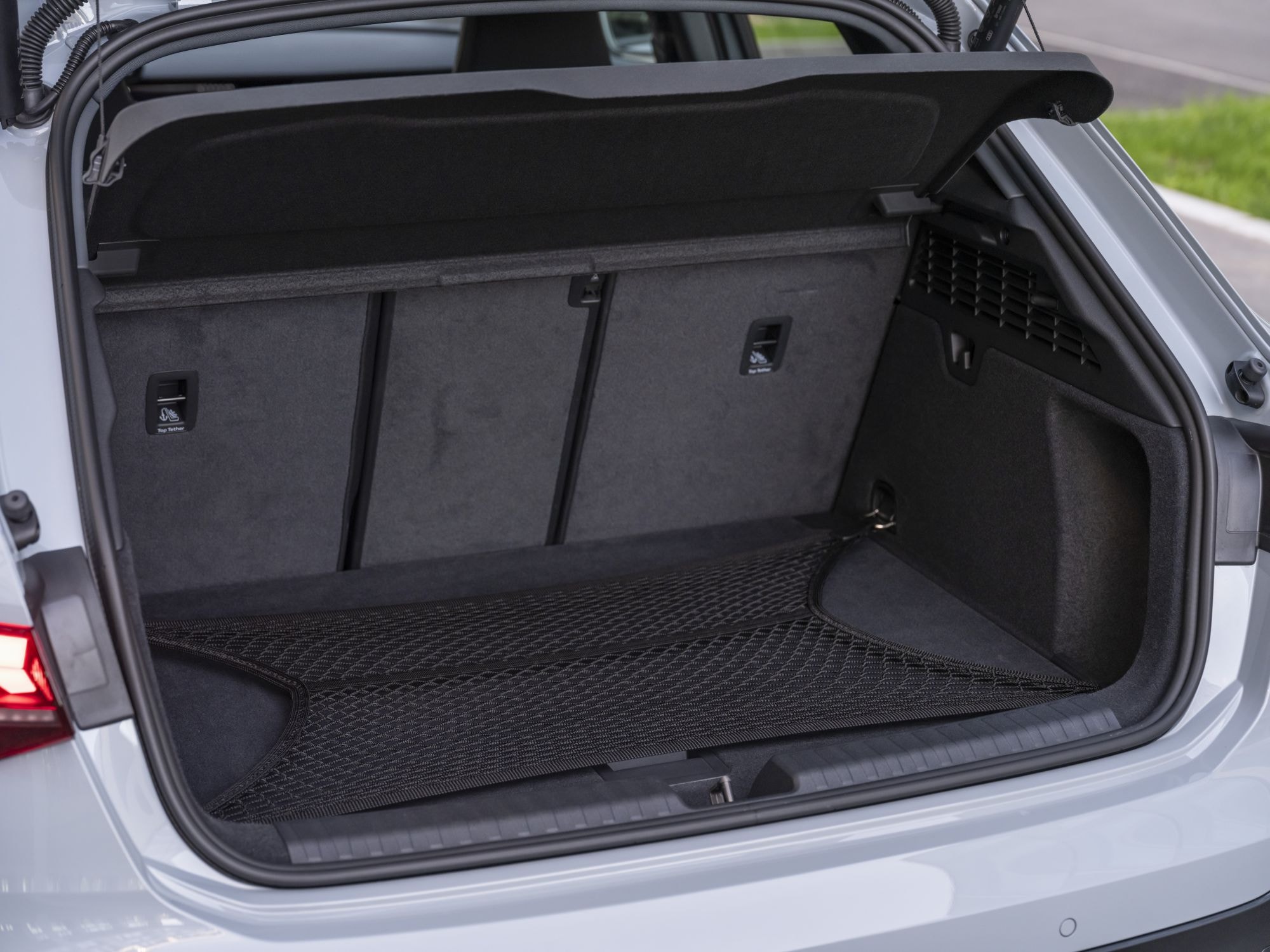 Perspectiva trasera del Audi A3 Allstreet, mostrando su diseño dinámico.