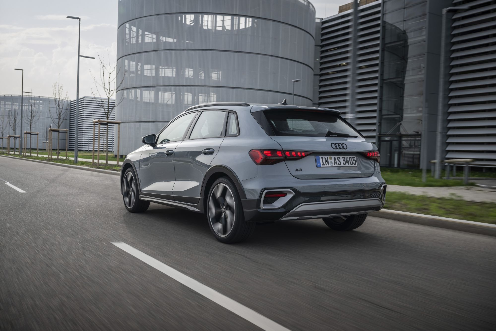 Audi A3 Allstreet en movimiento, reflejando su potencia y agilidad.