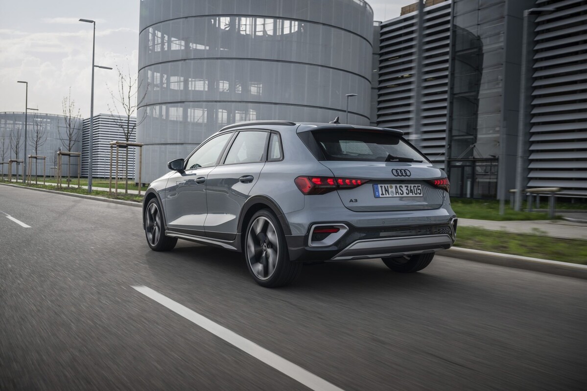 Audi A3 Allstreet en movimiento, reflejando su potencia y agilidad. Audi A3 Allstreet en movimiento, reflejando su potencia y agilidad.