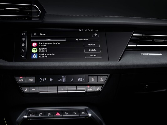 Vista trasera del Audi A3 Allstreet, muestra sus líneas deportivas y estilo robusto. Vista trasera del Audi A3 Allstreet, muestra sus líneas deportivas y estilo robusto.