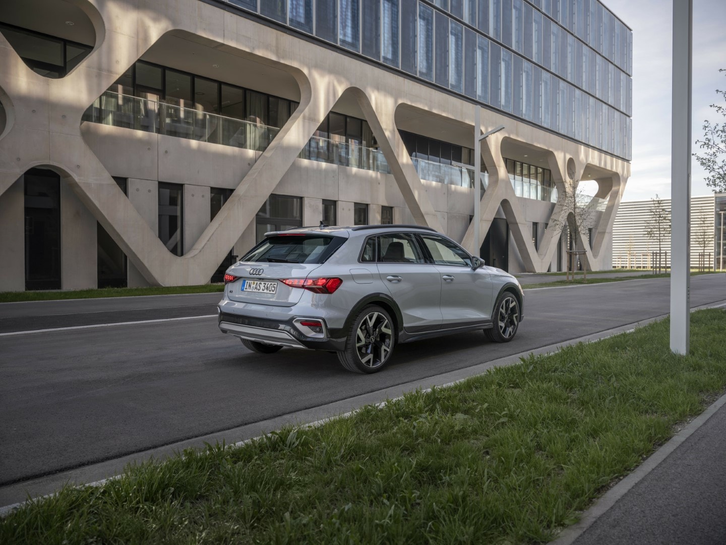 Espacio trasero confortable, ideal para viajes largos.