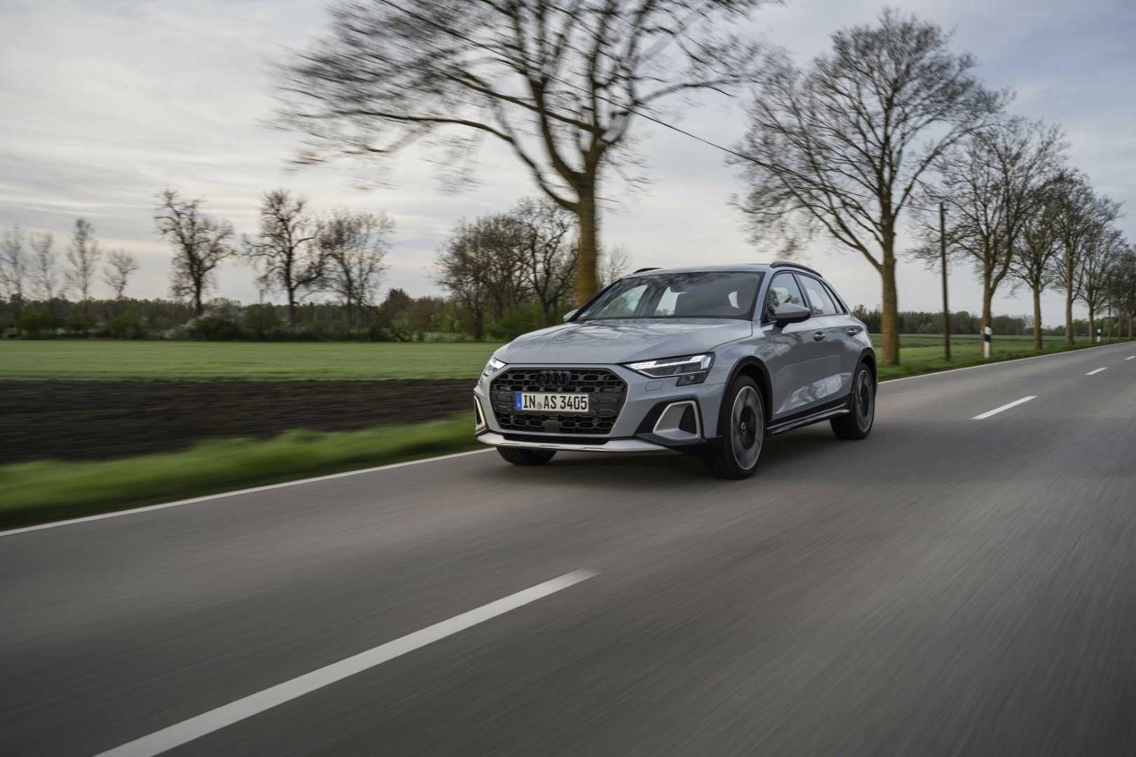 Rueda de diseño deportivo que enfatiza su carácter dinámico.