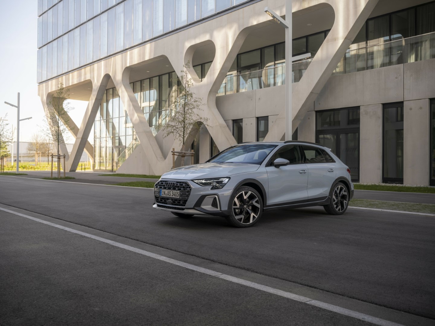 Vista del interior delantero, destaca su tecnología y confort.