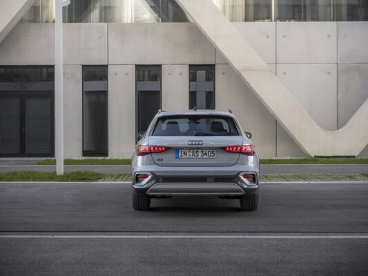 Perfil lateral del Audi A3 Híbrido, destaca su diseño atractivo. Perfil lateral del Audi A3 Híbrido, destaca su diseño atractivo.