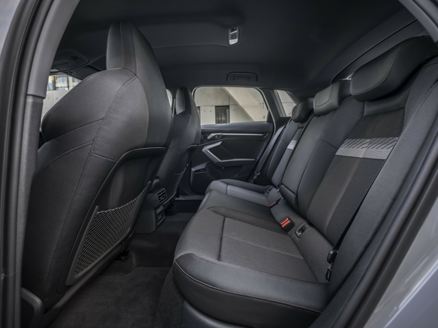 Vista lateral del Audi A3 Híbrido, elegante y aerodinámica.