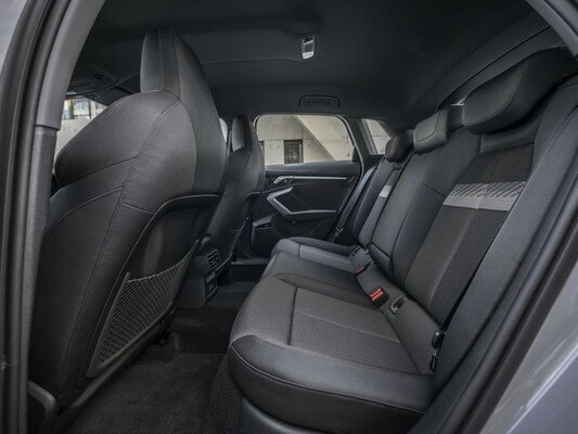 Vista lateral del Audi A3 Híbrido, elegante y aerodinámica. Vista lateral del Audi A3 Híbrido, elegante y aerodinámica.