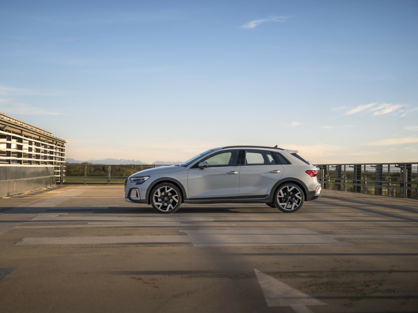 Perspectiva del lado izquierdo del Audi A3 Híbrido, dinámico y moderno.