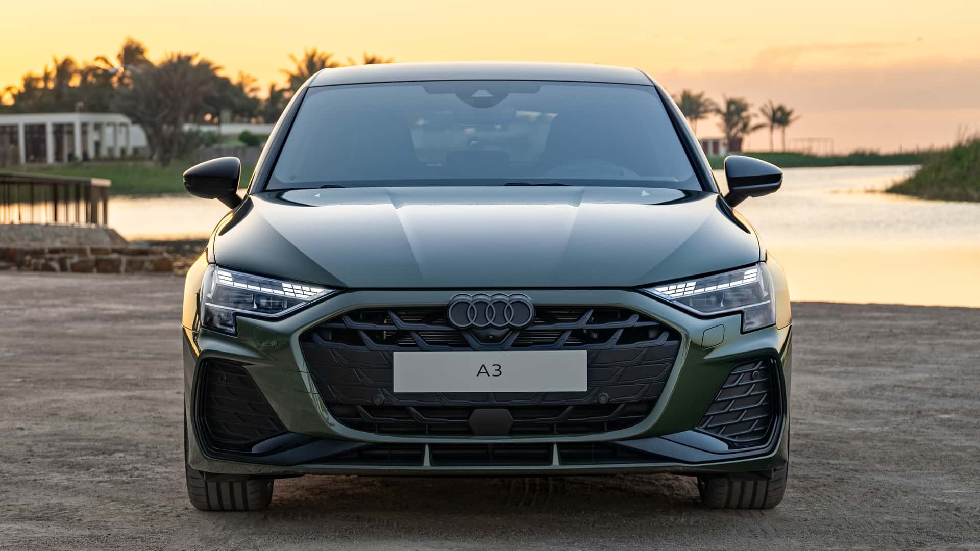 Vista frontal del Audi A3 híbrido destacando su parrilla y faros.