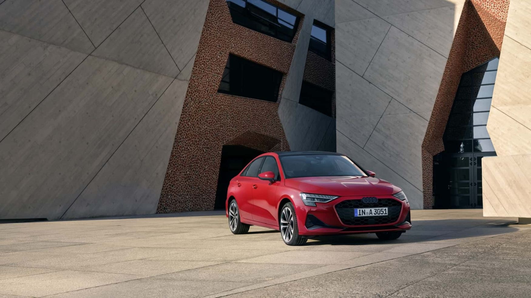 Vista dinámica del Audi A3 Sedán en color amarillo, destacando su diseño agresivo.