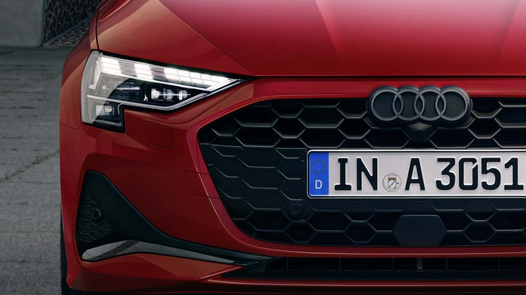 Detalle de la rueda del Audi A3 Sedán, que muestra su diseño moderno y atractivo.