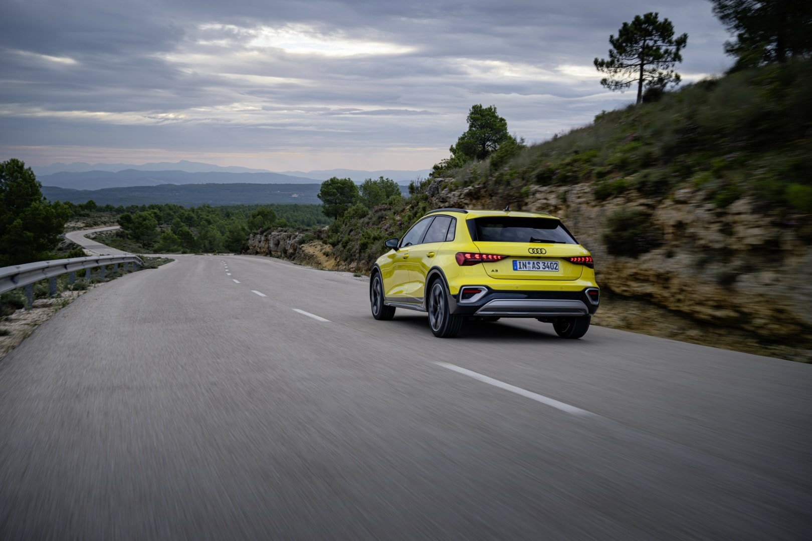 Audi A3 en acción, destacando su diseño y prestaciones en la carretera.