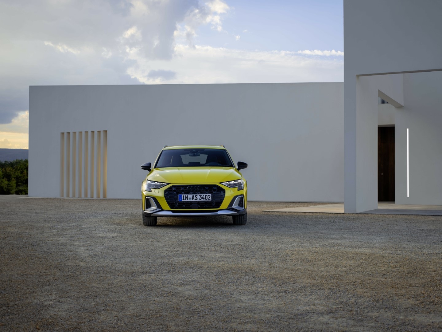Imagen frontal del Audi A3, poniendo en relieve su elegante diseño.