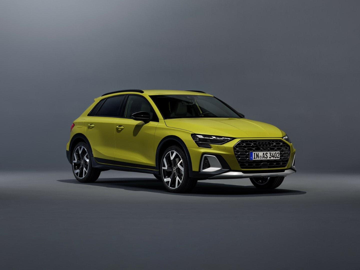 Frontal del Audi A3, con una parrilla prominente y faros LED marcados.