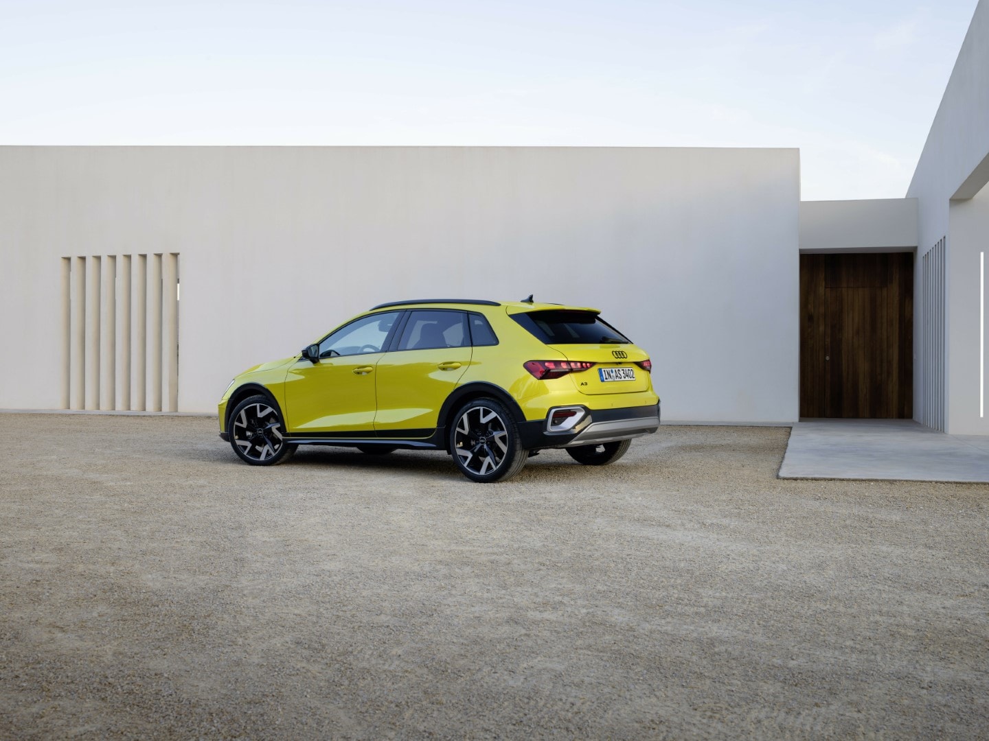 Vista lateral del Audi A3 estacionado, resaltando su perfil deportivo y llantas.