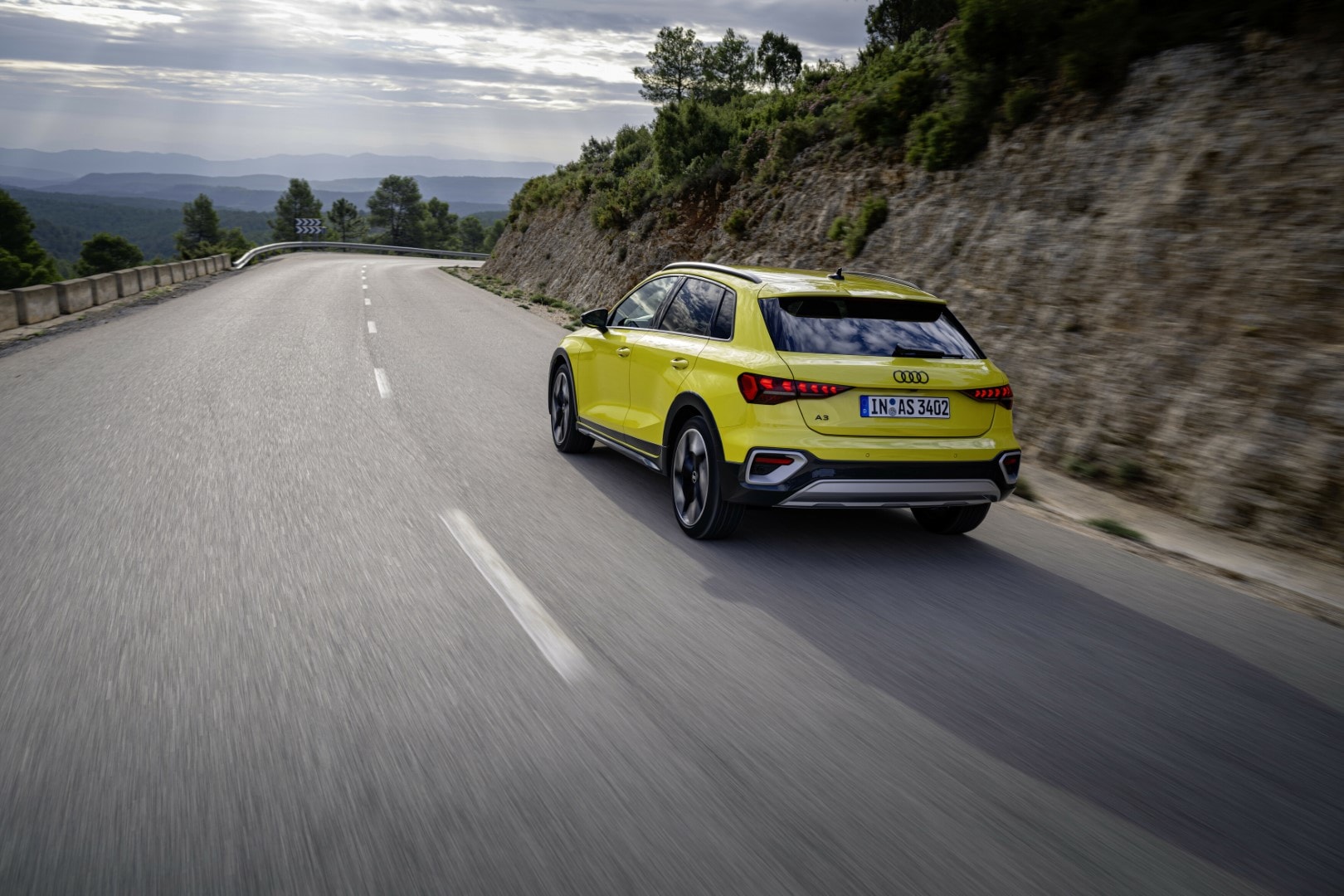Trasera y lateral del Audi A3 en movimiento, destacando su diseño fluido.