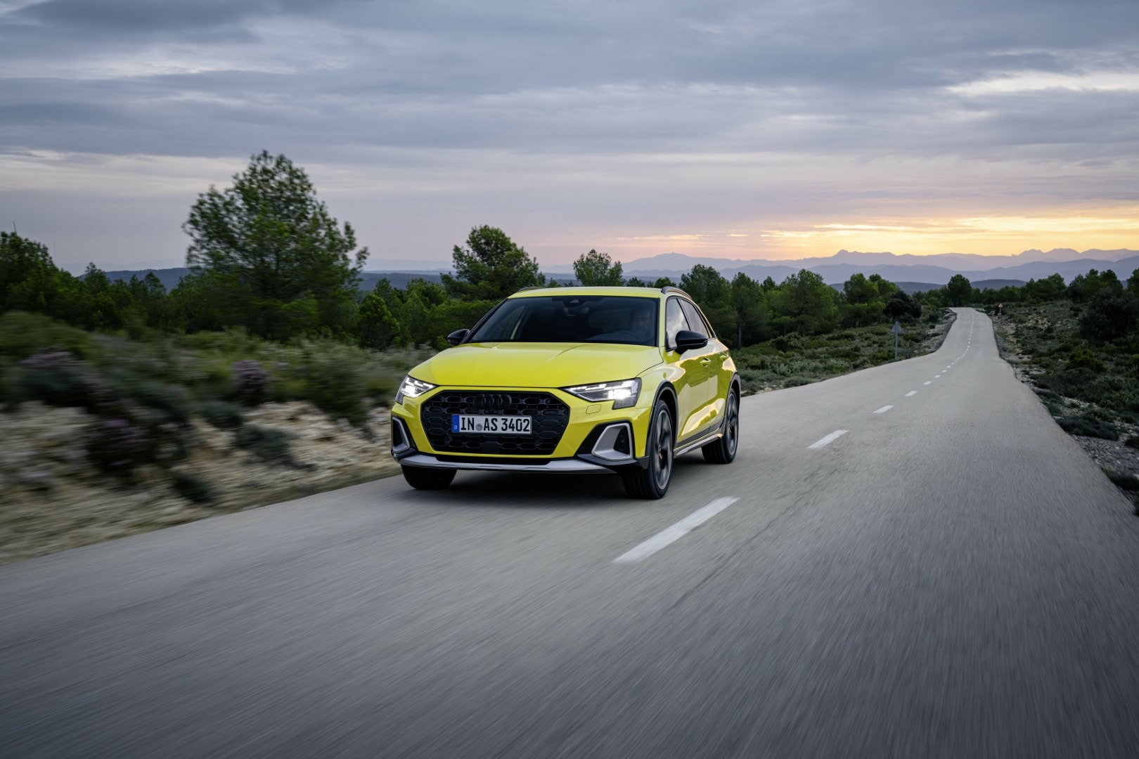 Audi A3 mostrando su contundente frontal en plena carretera.
