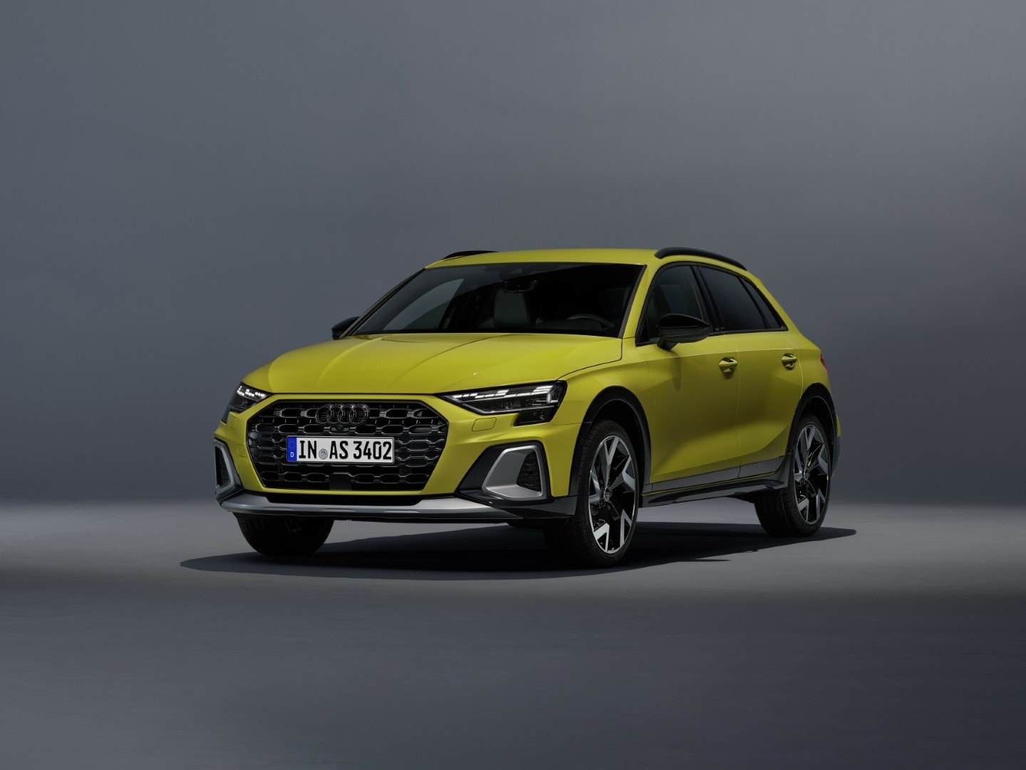 Frontal del A3 resaltando su estética en un impecable entorno de estudio.