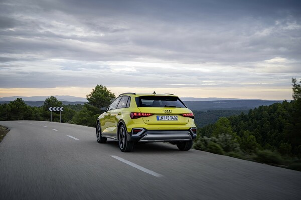 Vista trasera del Audi A3 en movimiento, destacando su diseño deportivo. Vista trasera del Audi A3 en movimiento, destacando su diseño deportivo.
