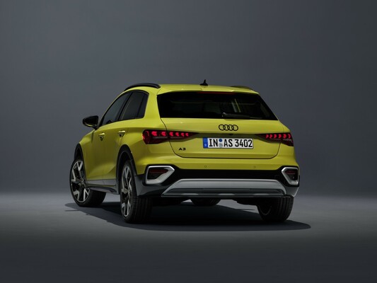 Inconfundible trasera del Audi A3 captada en estudio con alta visibilidad. Inconfundible trasera del Audi A3 captada en estudio con alta visibilidad.