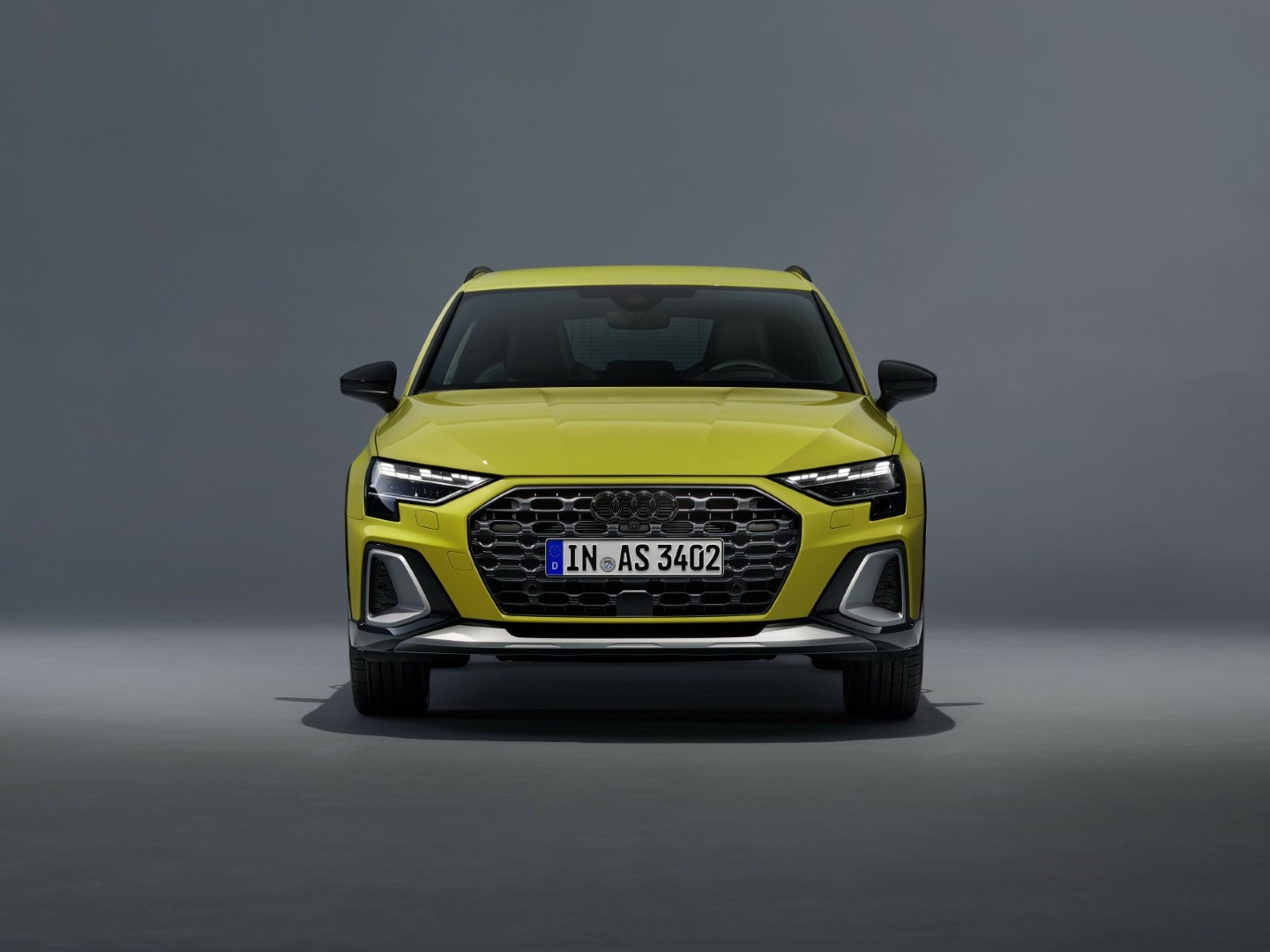 Vista frontal del Audi A3 destacando su bold grille y faros afilados.