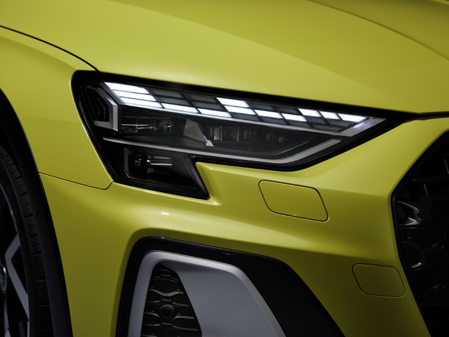 Imagen detallada del faro delantero del Audi A3, tecnología LED moderna.