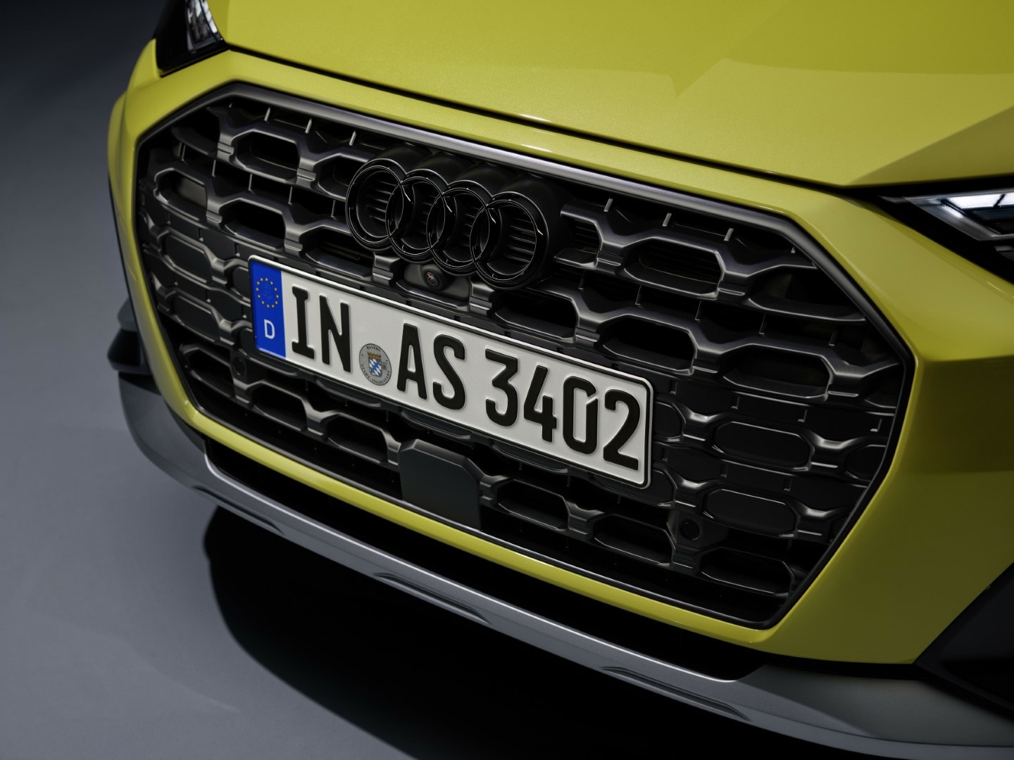 Detalle de la parrilla del Audi A3, con su distintiva apariencia hexagonal y logo.