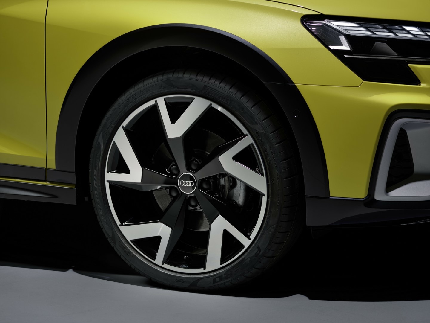 Detalle de la rueda del Audi A3 con llantas de aleación de diseño exclusivo.