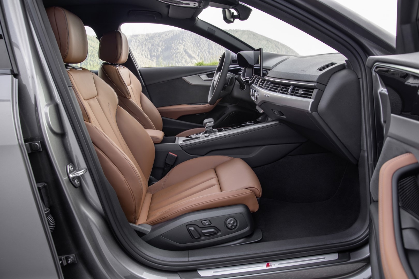 Asientos delanteros del Audi A4 Avant que resaltan su ergonomía y diseño premium.