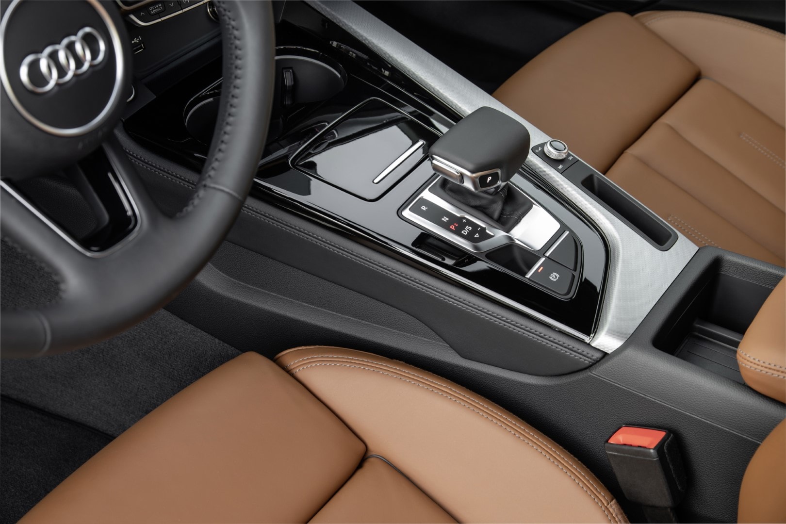 Consola central del Audi A4 Avant con acabados de alta calidad.