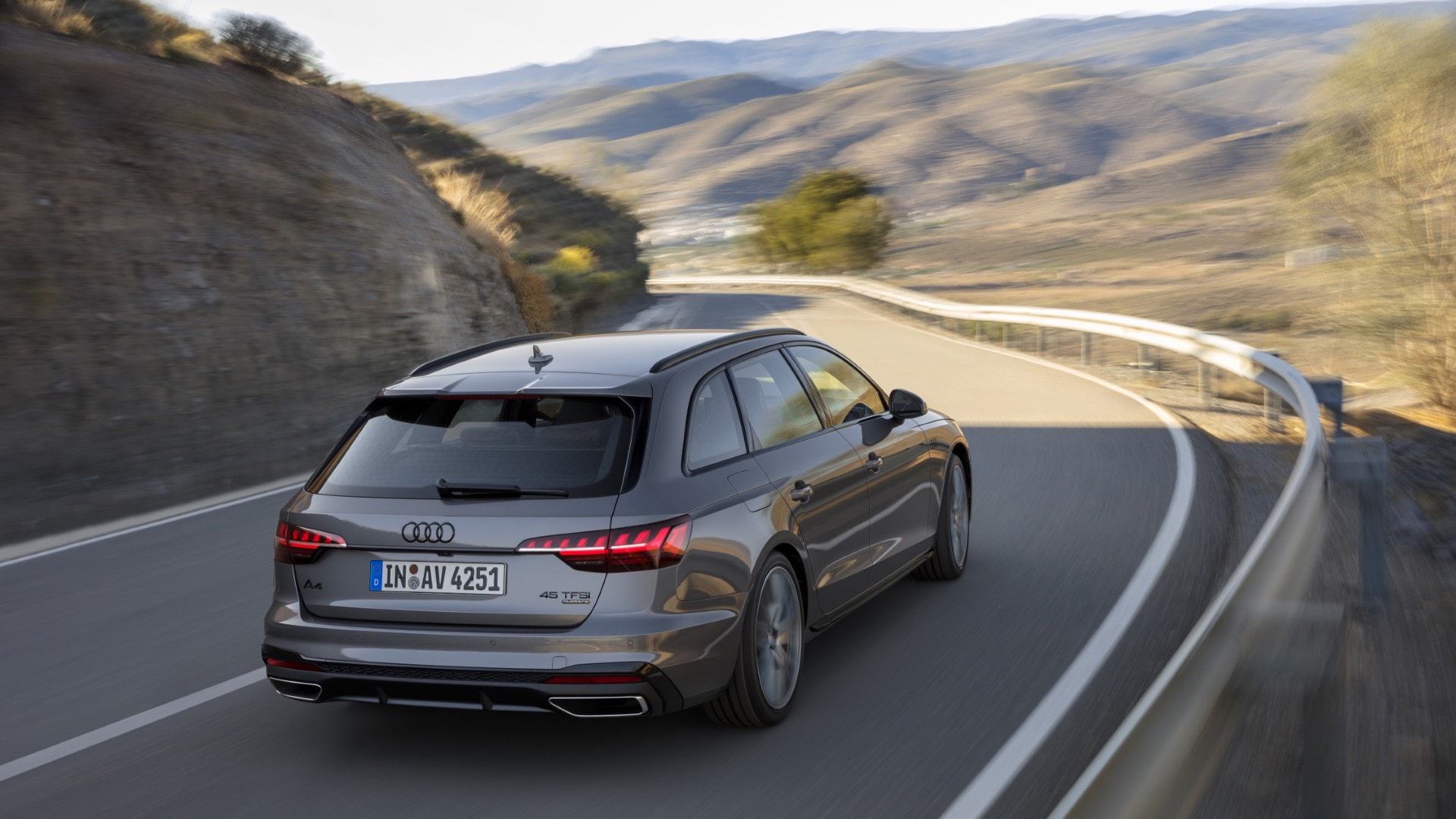 Audi A4 Avant en movimiento mostrando su línea trasera.