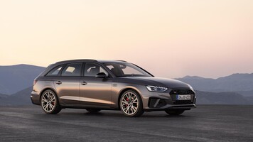 Audi A4 Avant capturado al atardecer, mostrando su silueta y formas laterales. Audi A4 Avant capturado al atardecer, mostrando su silueta y formas laterales.