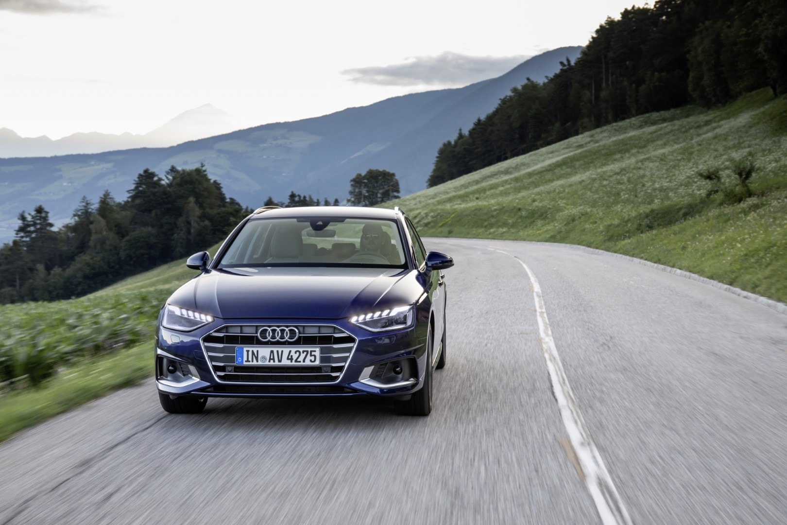 Imagen en movimiento del frontal del Audi A4 Avant.