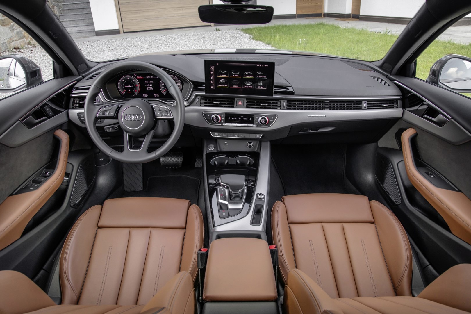 Vista del habitáculo con asientos en cuero marrón.