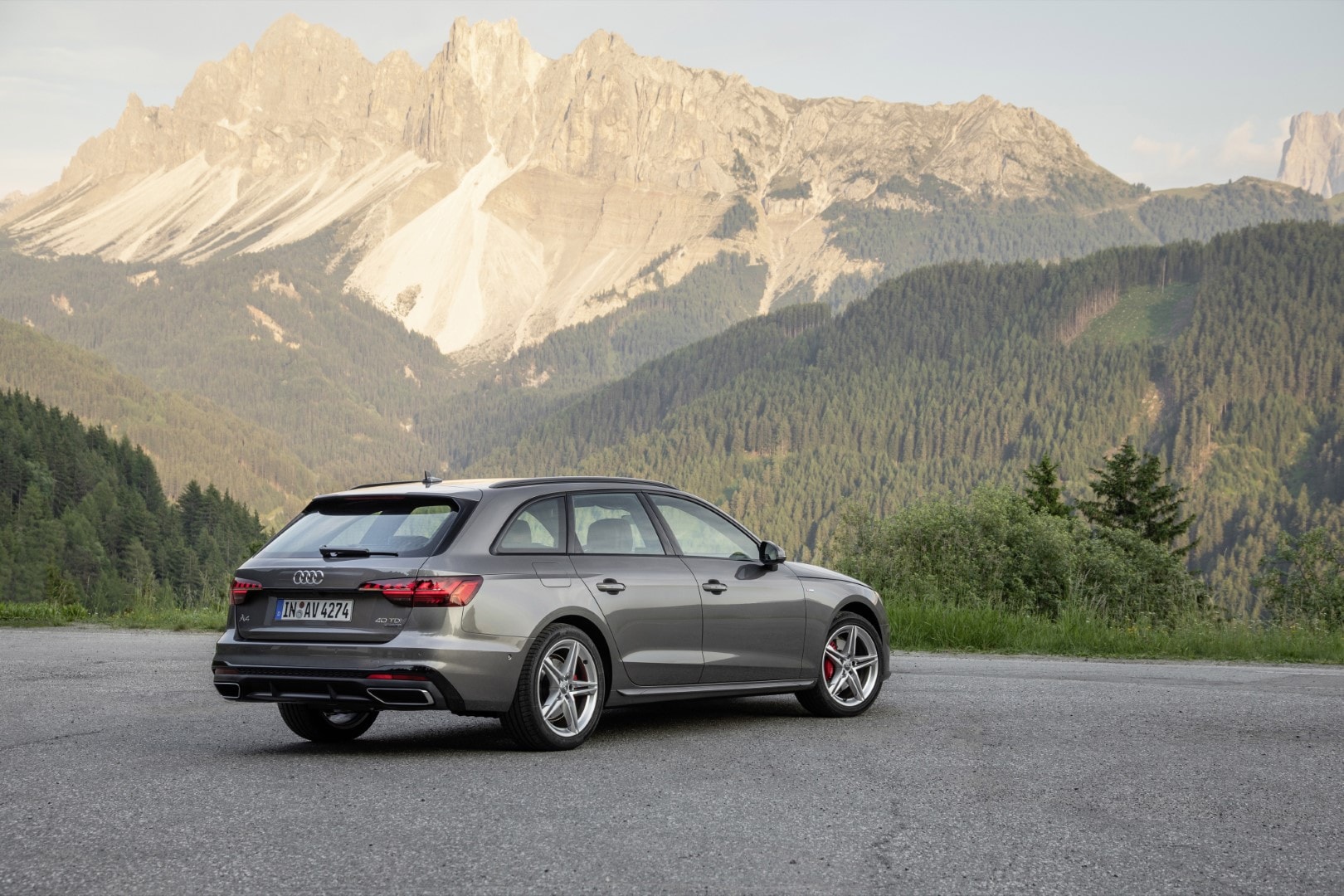Audi A4 Avant lateral con paisaje montañoso de fondo.