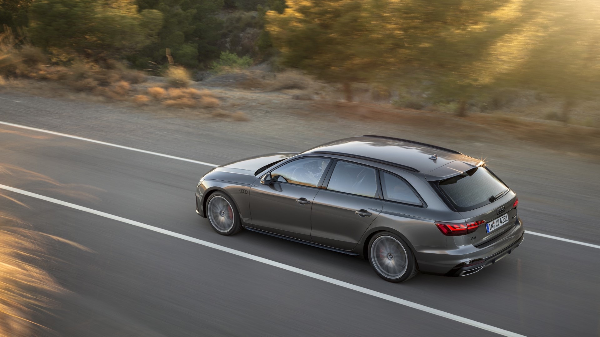 Vista lateral del Audi A4 Avant con el techo panorámico en un entorno crepuscular.